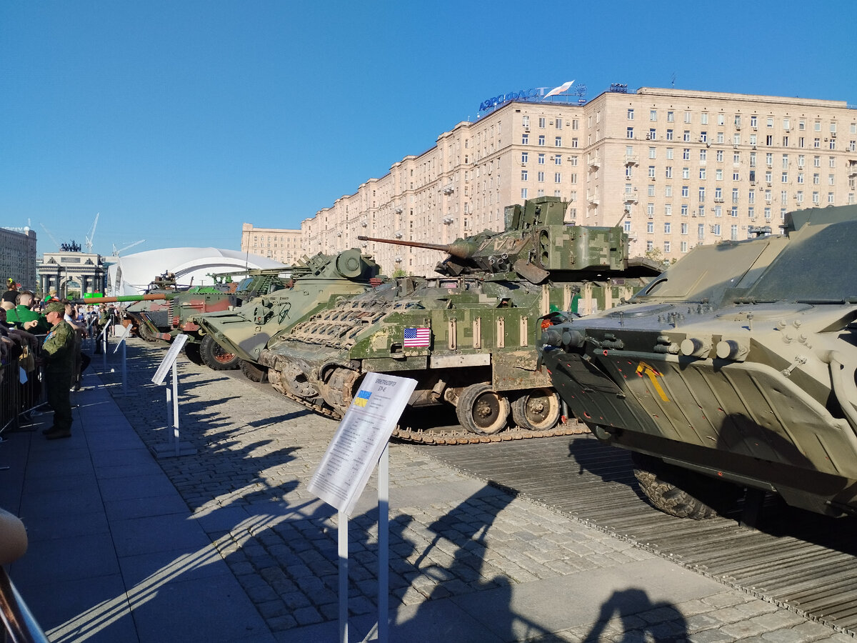 Общий план одного из рядов военной техники стран НАТО и Украины. Около каждого экспоната есть информационная табличка, где представлена основная информация об образце