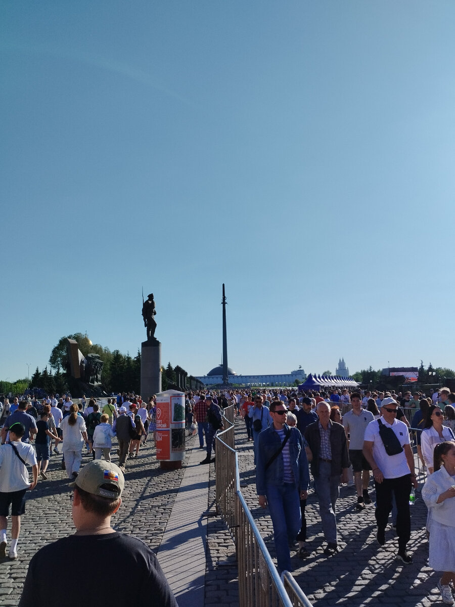 Несмотря на вечер субботы на Поклонной очень много людей