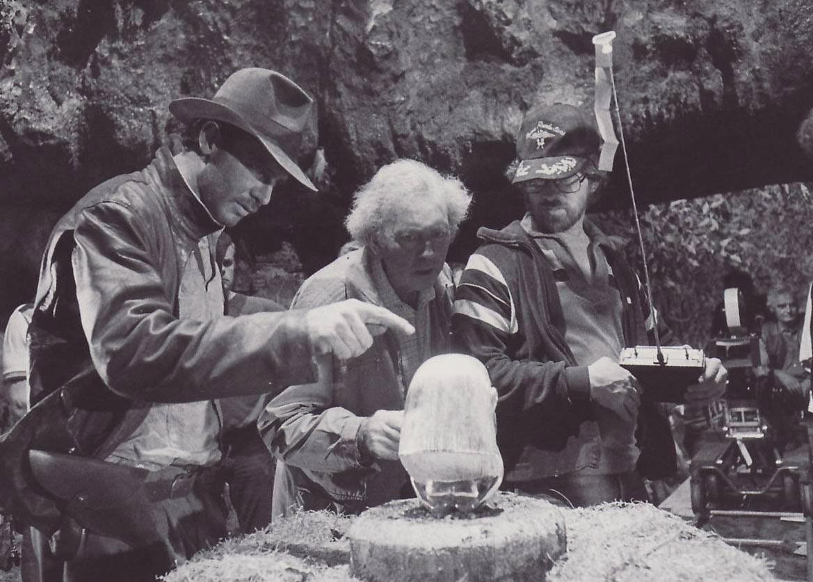 Дуглас Слокомб вместе со Стивеном Спилбергом и Харрисоном Фордом рассматривают Золотой идол.