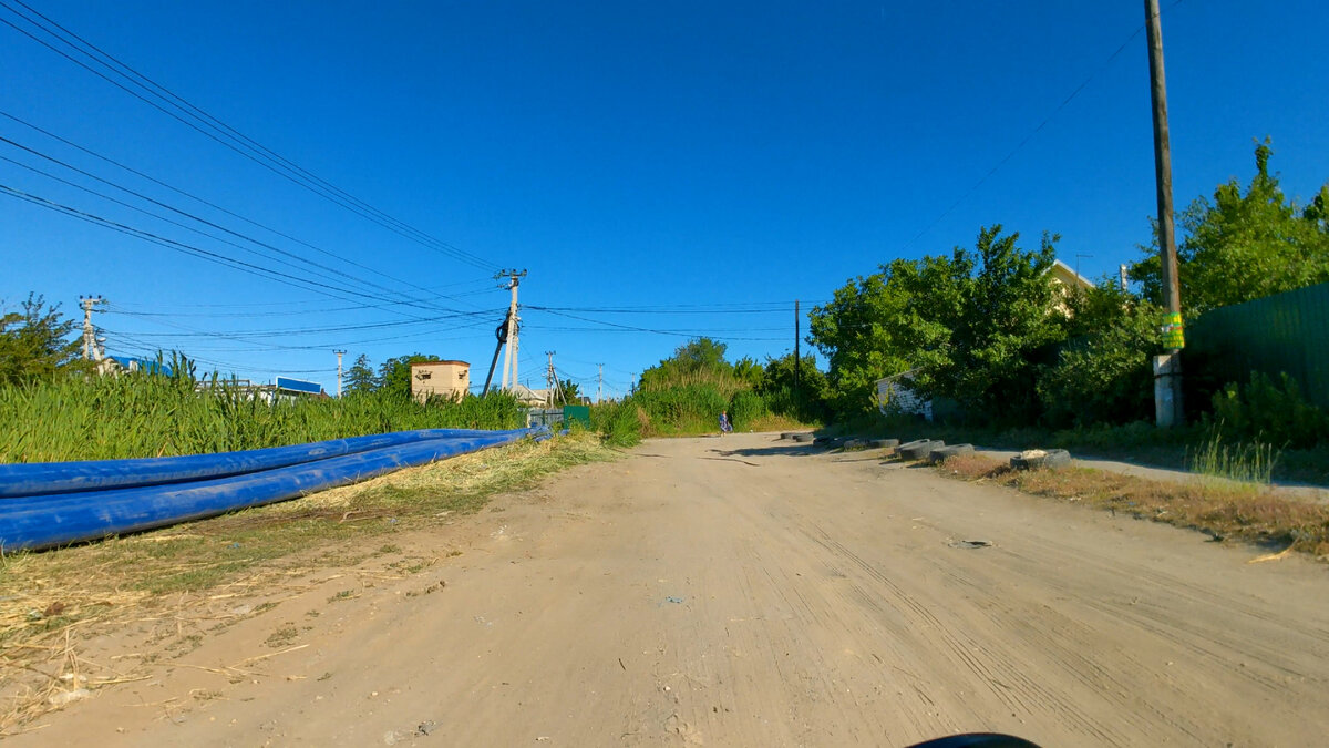 С недавних пор улица Титова, что в Краснооктябрьском районе Волгограда завалена длинными ПНД-трубами синего цвета. Насколько понимаю, это тянут водопровод к строящемуся ЖК "На Матросова".-2