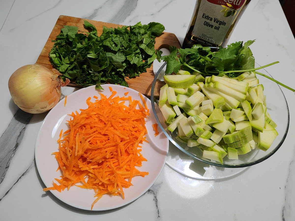 Ингредиенты для тушеных кабачков со щавелем.