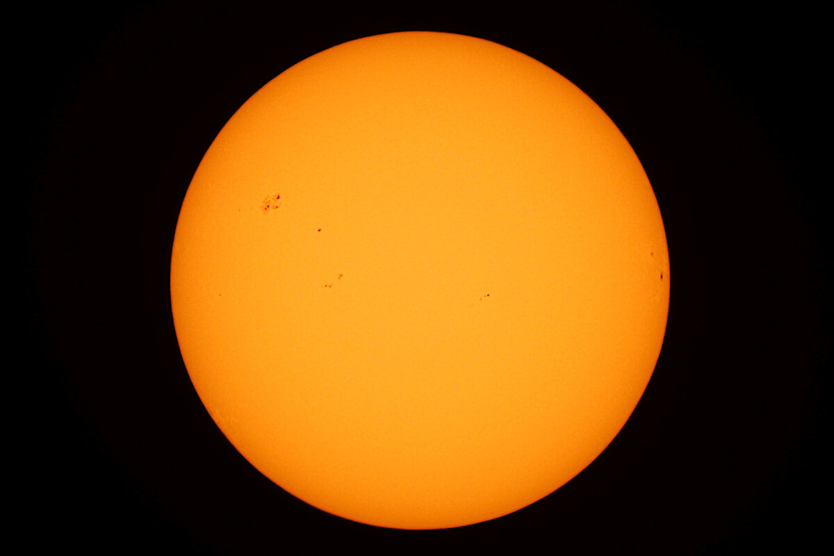 Солнце утром 28 мая 2024 года (слева сверху группа AR 13691), фото автора
