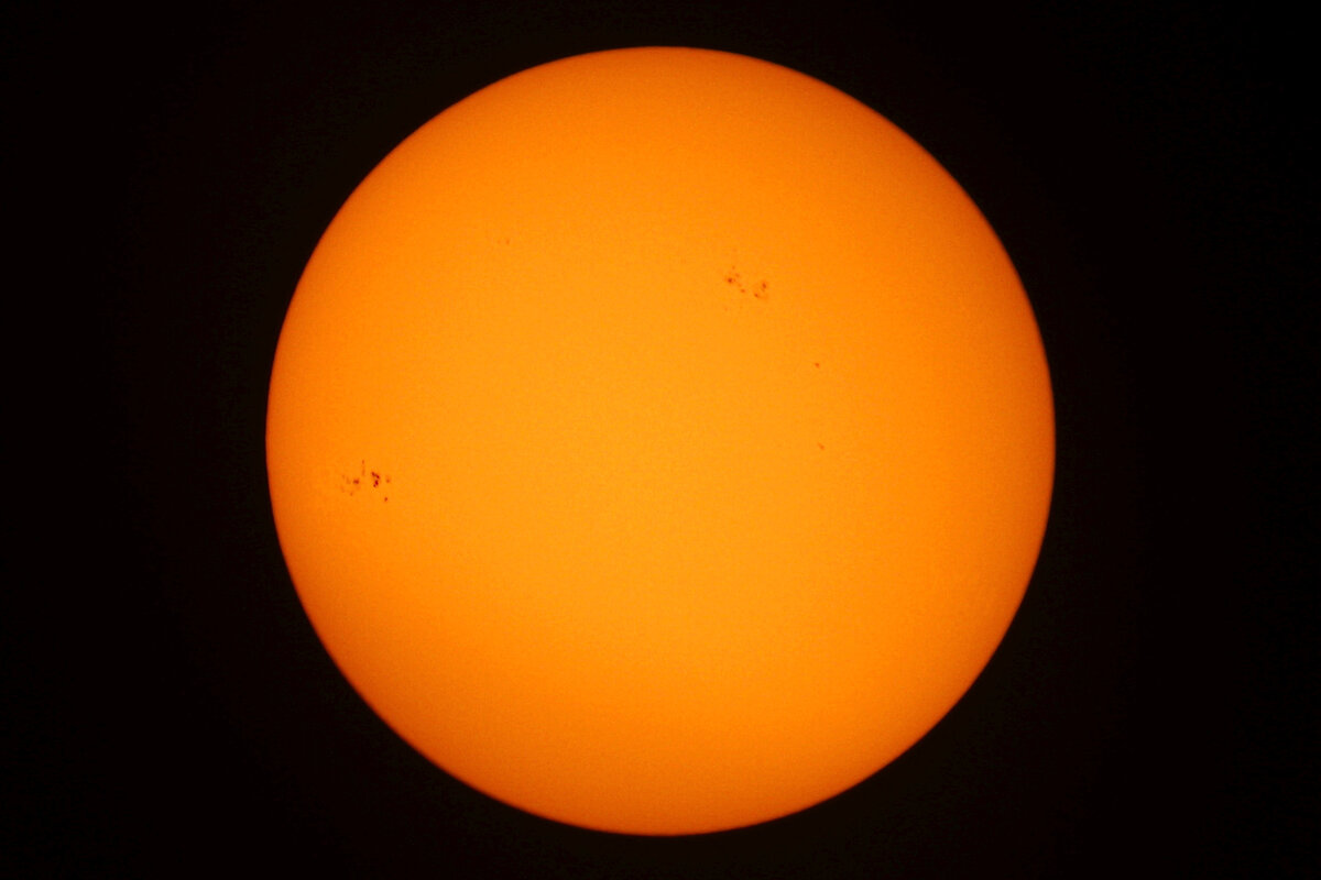 Солнце утром 28 мая 2024 года (сверху группа AR 13691, слева AR 13697), фото автора 