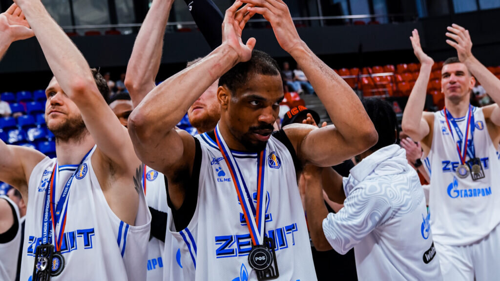    01.06.2024. Россия, Краснодар, «Баскет-Холл». Единая лига ВТБ сезона-2023/24, плей-офф, серия за 3-е место, матч 4, «Локомотив-Кубань» — «Зенит»: награждение обладателей бронзовых медалей. На фото: Винс Хантер, центровой БК «Зенит» Вячеслав Марченко