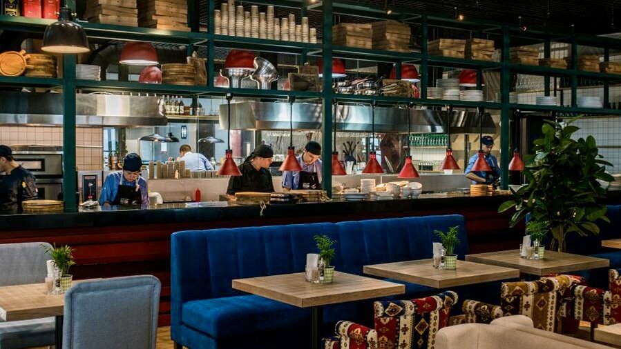 Ну и конечно, же настоящий король меню - это фирменный крабовый салат Магадан, есть ещё и горячие закуски