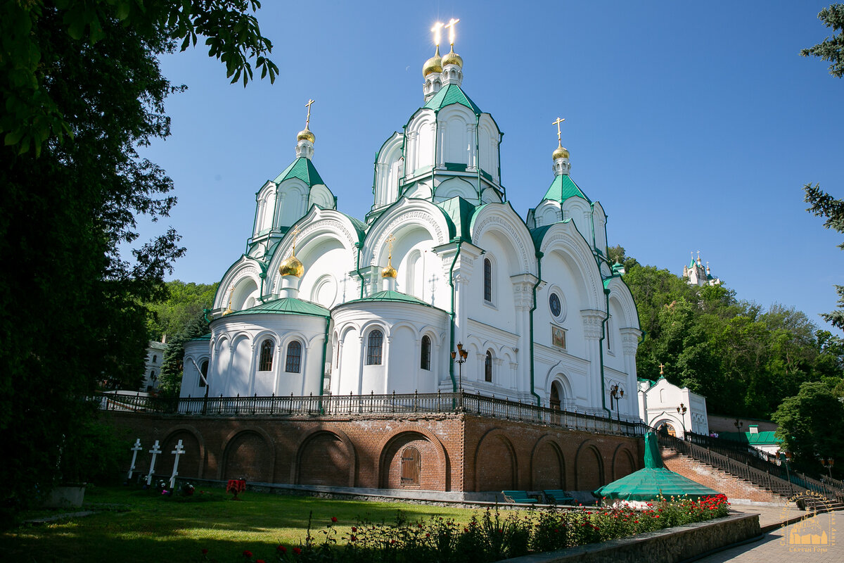 Панихида по убиенным святогорцам в Святогорской Лавре 