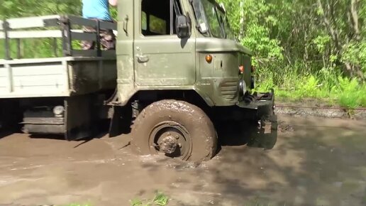 Спор ГАЗ 66 против волшебной Нивы на безнадёжном бездорожье. Армейский грузовик СССР или самоделки.