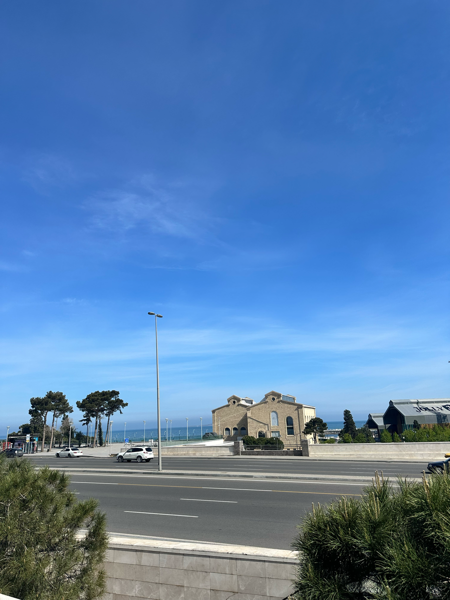 Вид на Музей каменной летописи, набережная Баку, вид с района Баилова, местоположение объекта <https://yandex.ru/maps/-/CDf0MB4h>