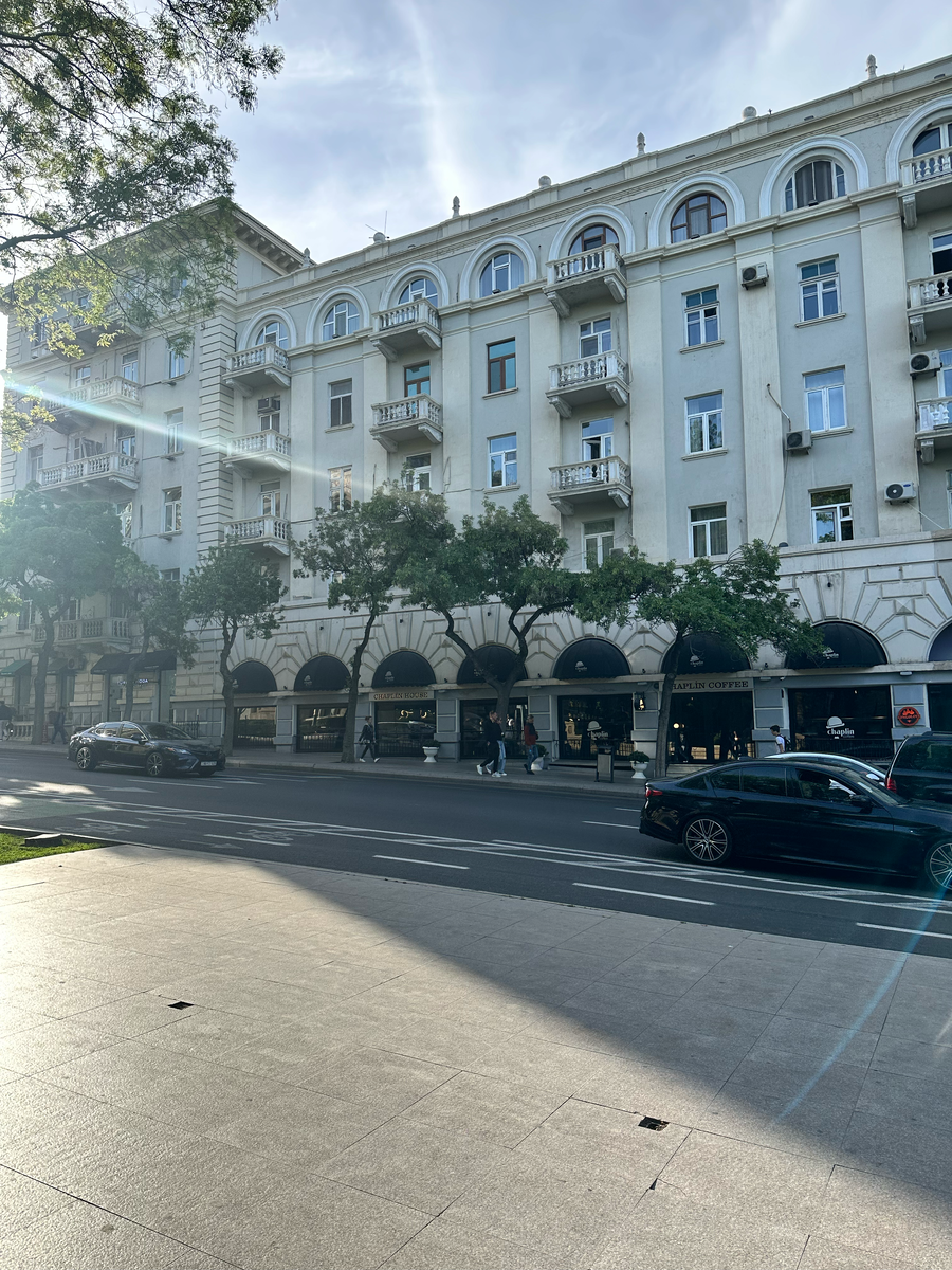 Здание на ул. Истиглалият напротив парка имени Мирзы Алиакбер Сабира <https://yandex.ru/maps/-/CDf0M-5C>