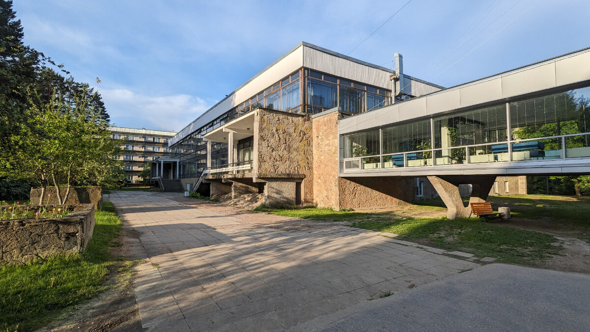 Столовая соединена с корпусами переходами