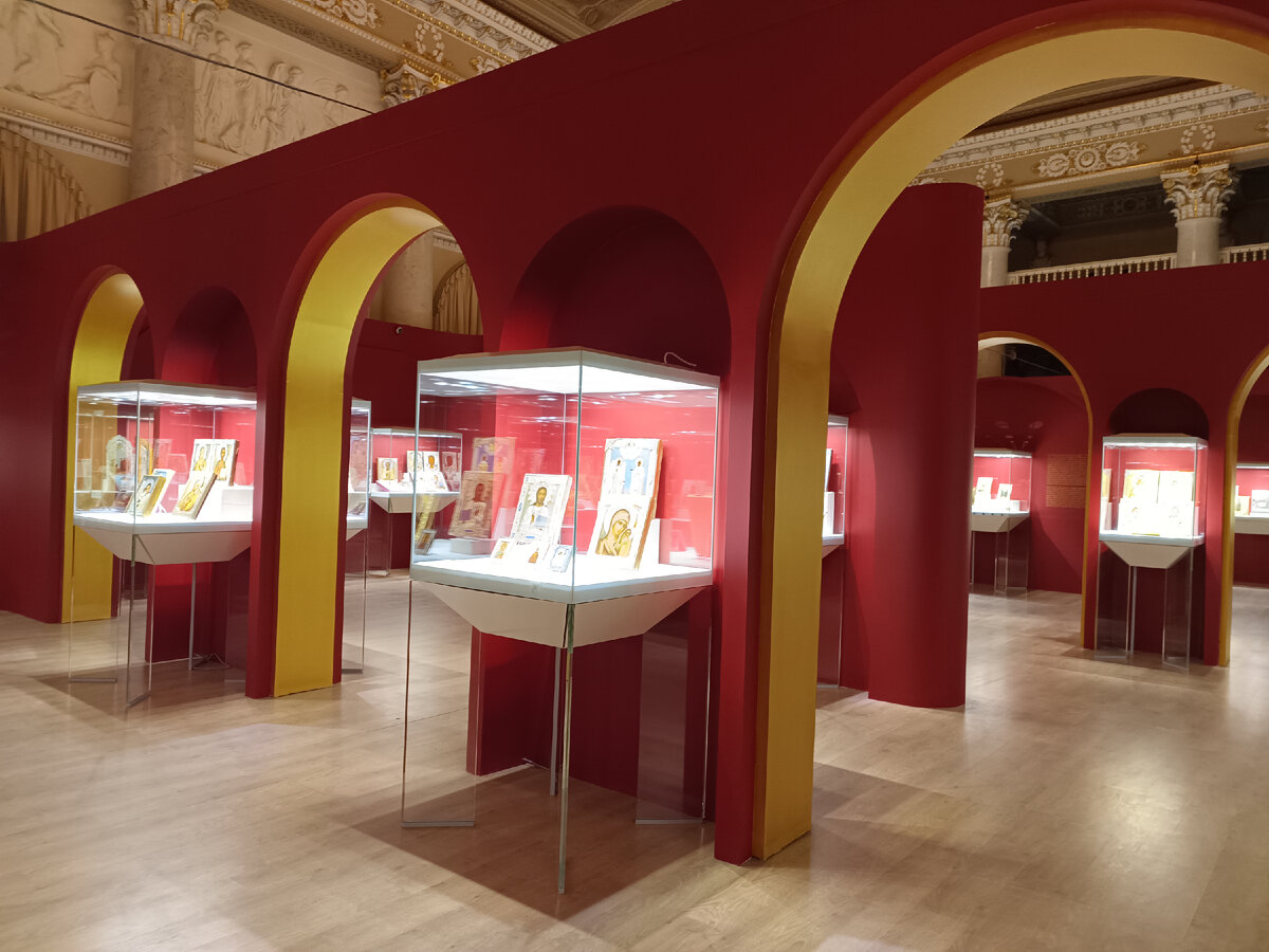 Общий вид экспозиции в Белоколонном зале музея