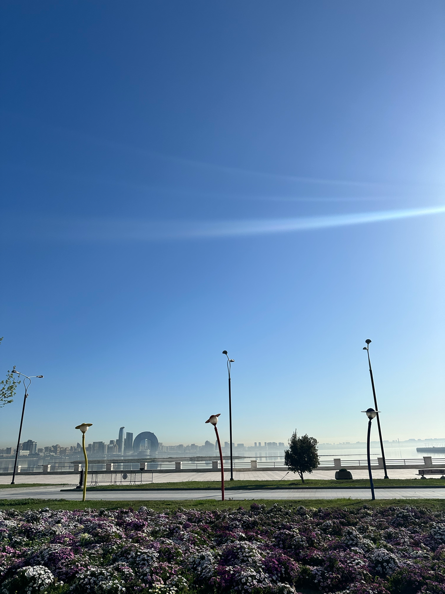 Часть набережной Баку. Приморский бульвар. Фото сделано в апреле 2024.