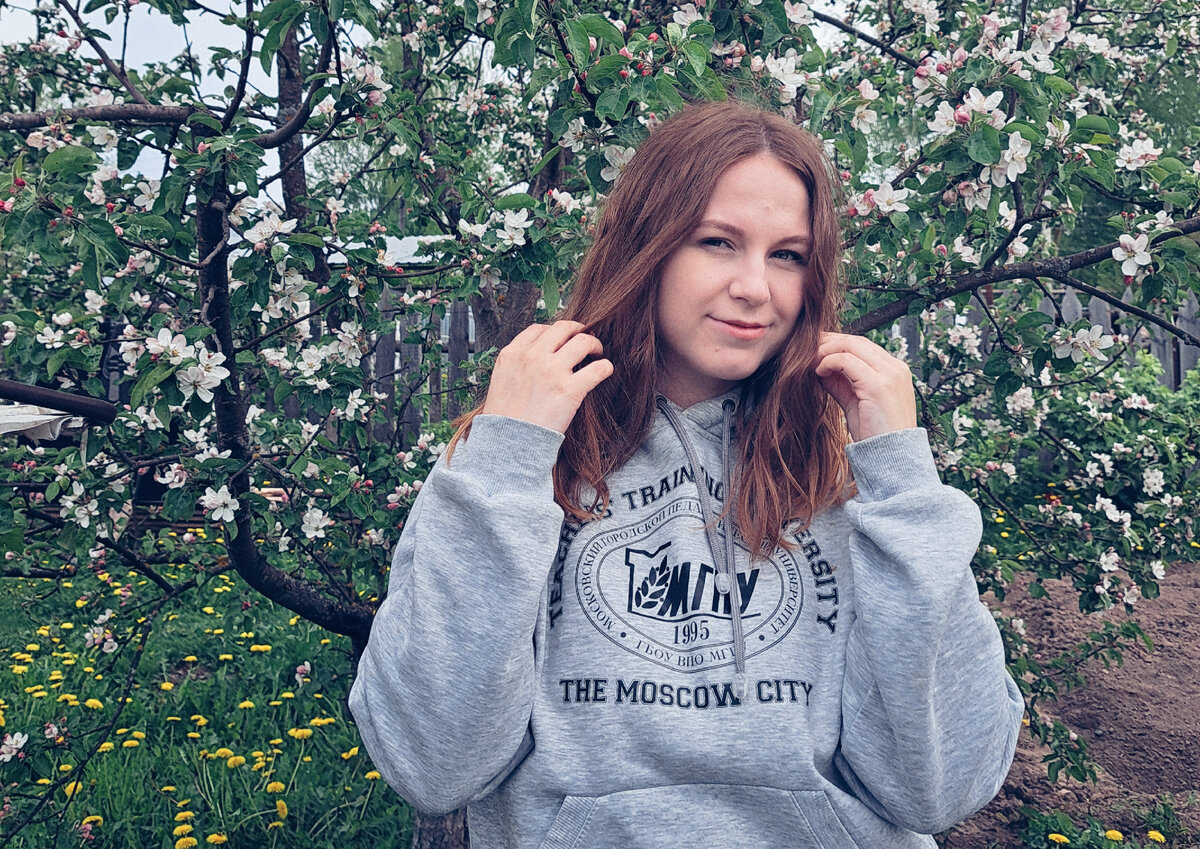 Фото относительно свежее, майское. А университетская толстовка - долгожитель в моем гардеробе. На первом курсе мы коллективно заказали себе такие за какие-то баснословные деньги, и с тех пор я её постоянно ношу, а ей - ничего! 