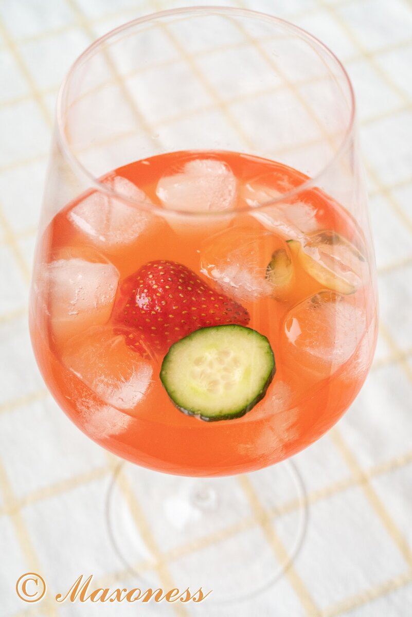 Спритц на джине с бузиной, клубникой и огурцом