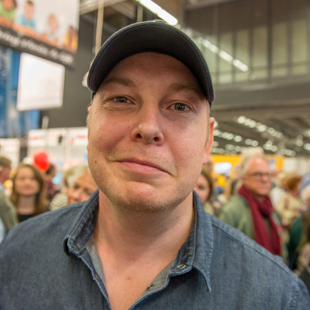 Фото: https://commons.wikimedia.org/wiki/File:Fredrik_Backman,_Bokmässan_2013_1.jpg