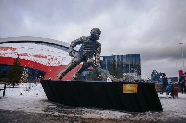    Скульптура хоккеиста встречает гостей ЛДК. Фото: Из личного архива