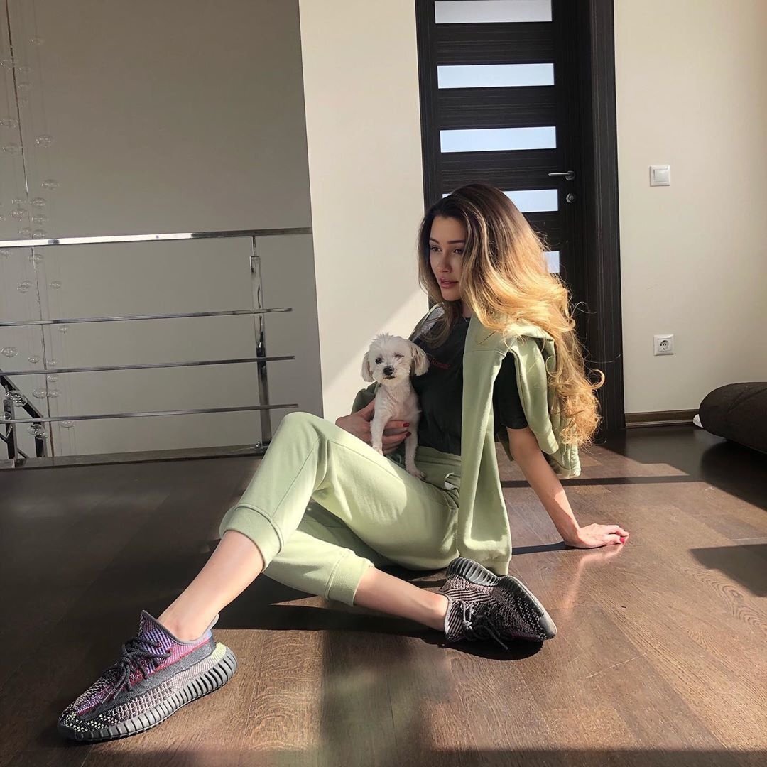    Анна Заворотнюк в кроссовках