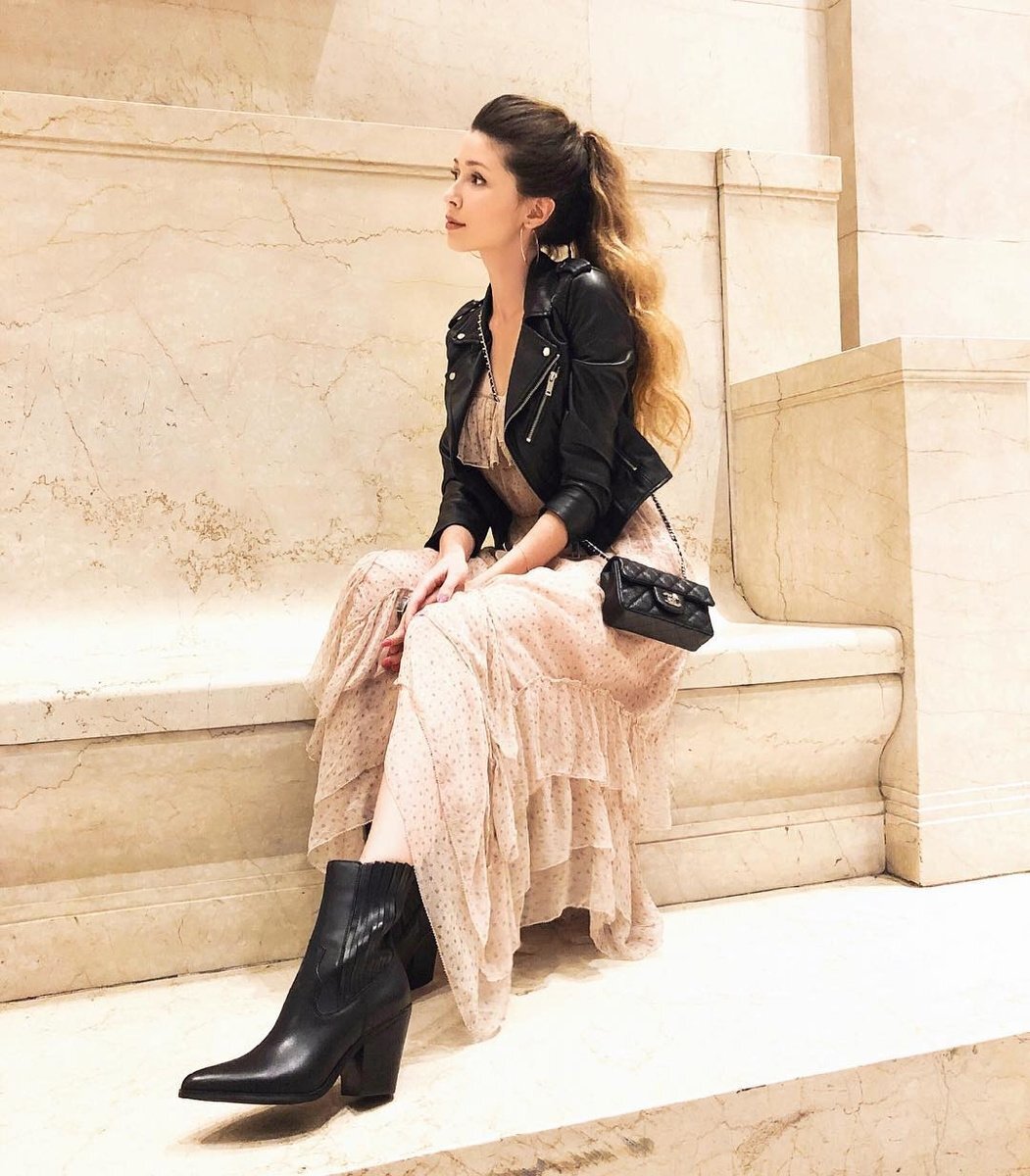    Анна Заворотнюк в нежном розовом платье с кожаной курткой и сапогами