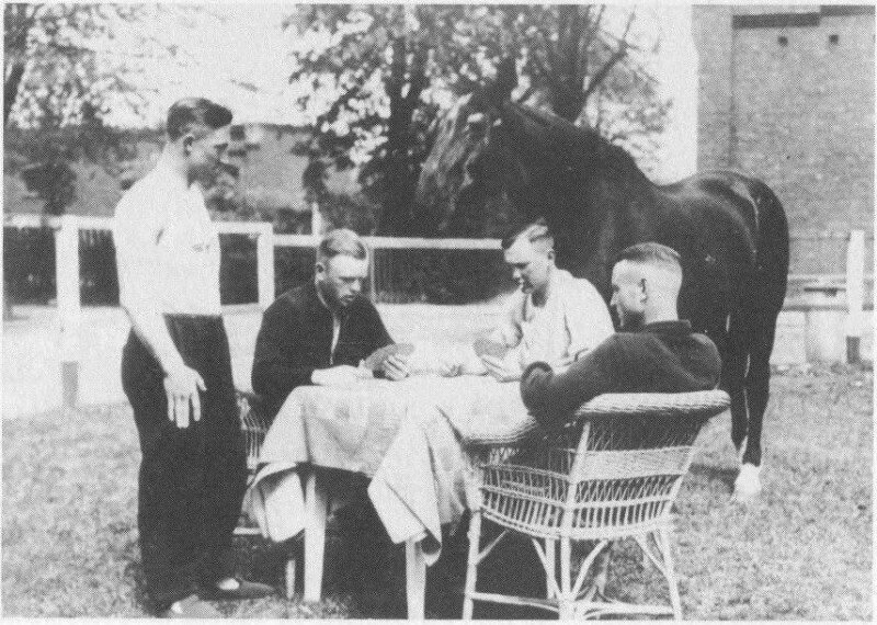 Сатана в своём Конном саду наблюдает за игрой в карты.