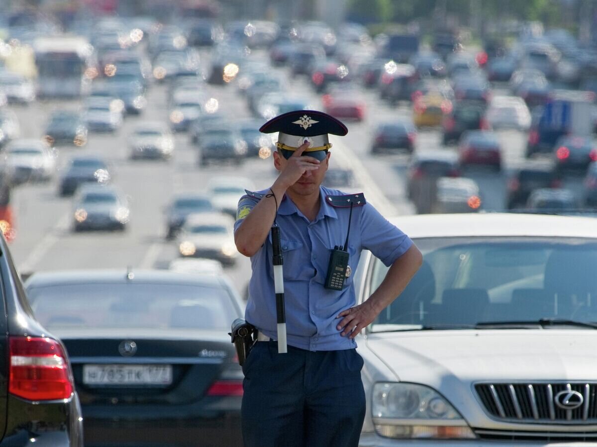    Сотрудник ГИБДД на улице Москвы© РИА Новости / Александр Вильф