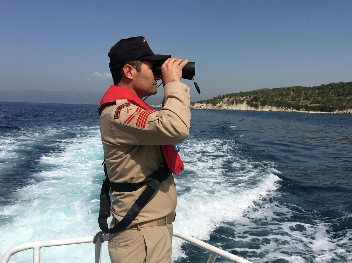    Офицер береговой охраны Турции© AP Photo / Mehmet Guzel