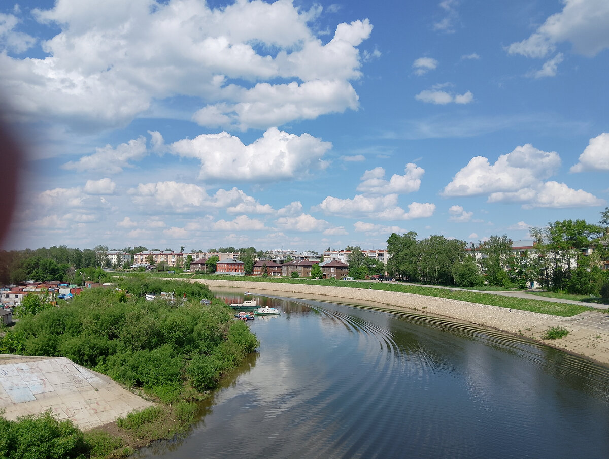 Вид с моста на реку и милый сердцу район, где прошло моё детство. Фото автора