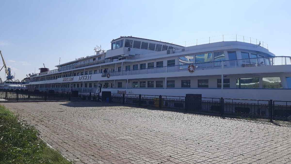 Теплоход "Михаил Фрунзе" на причале в Казани