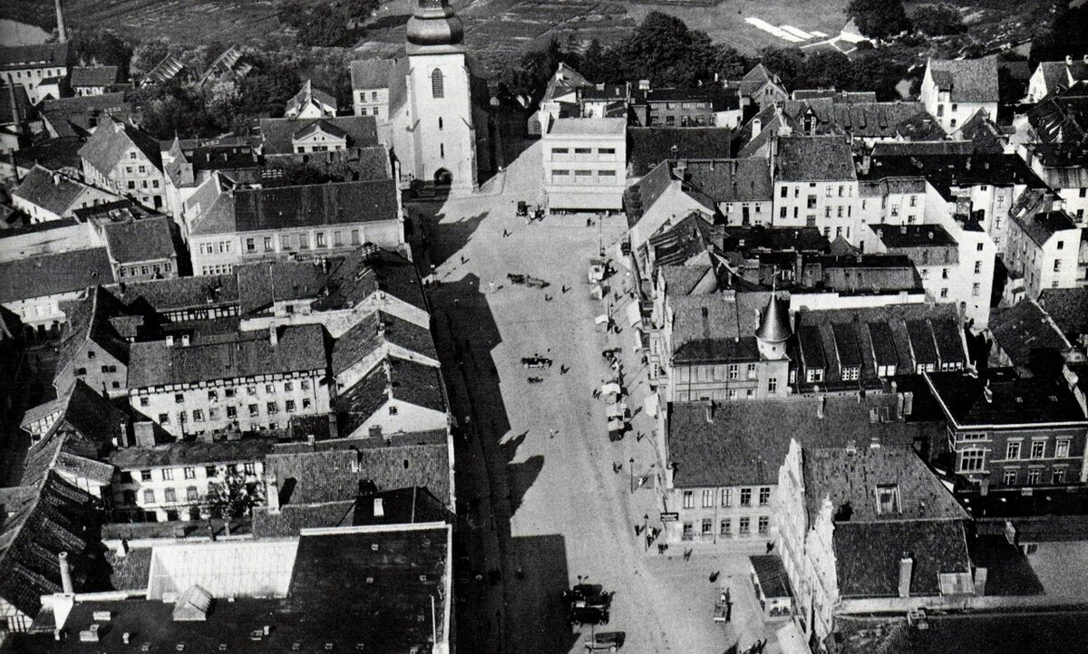 Альтер Маркт. Здание ратуши и дополнительной пристройки в нижней части снимка справа.
