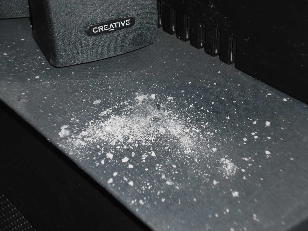 Я даже не понял, откуда сыплется то-ли земля, то-ли песок