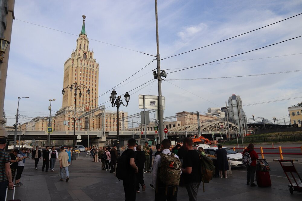 У Казанского вокзала. Нравится всегда смотреть на высотку сталинской эпохи.