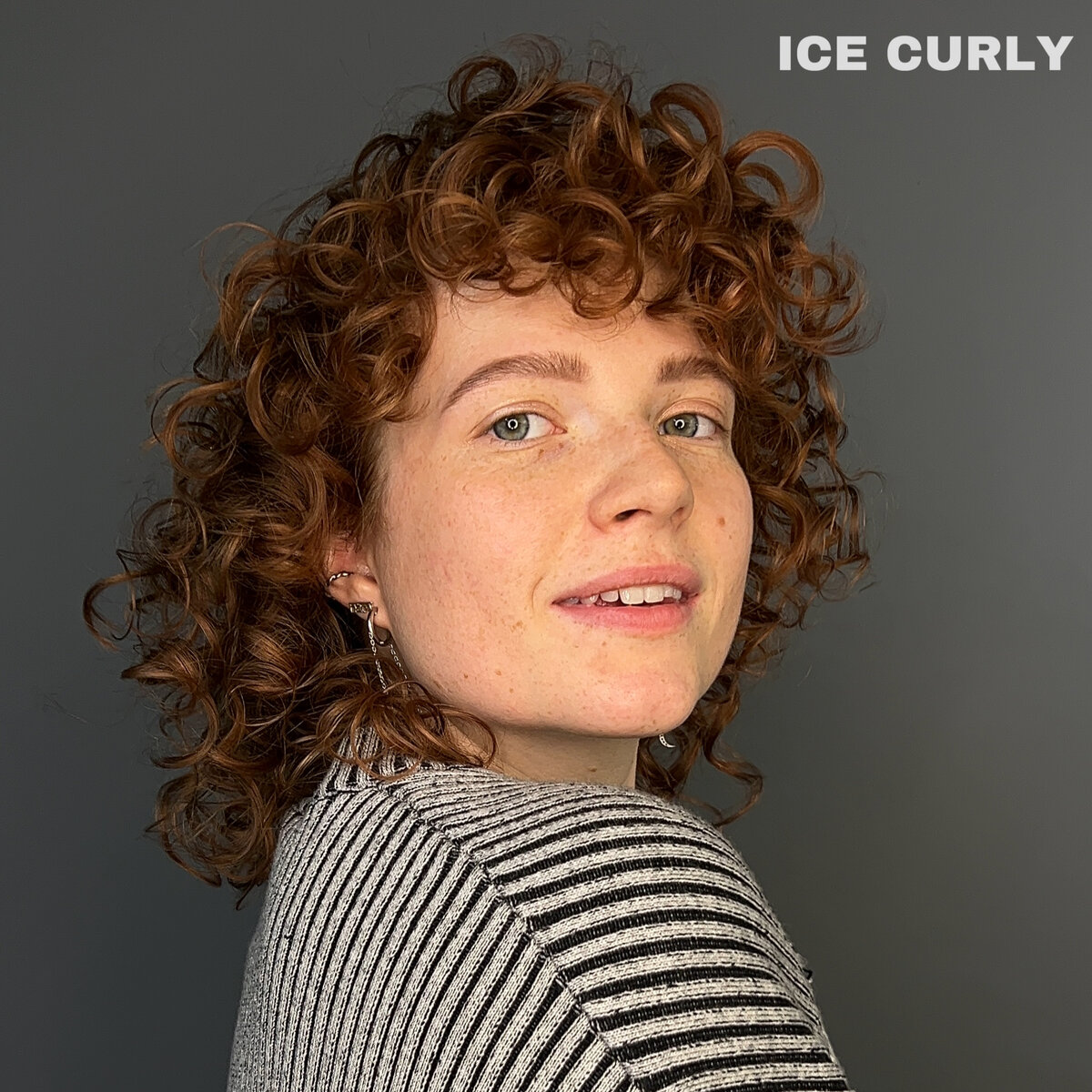 Листайте галерею, чтобы увидеть, как меняется внешний вид тонких вьющихся волос при правильном подходе.