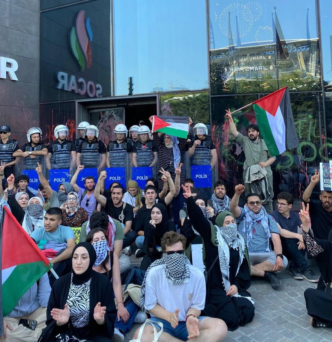 Группа «Тысяча молодых людей за Палестину» облила здание компании красной краской, обвинив «Азербайджан» в поддержке геноцидальной политики Израиле в Палестине: «Мы постучимся в дверь к любому, кто...-4