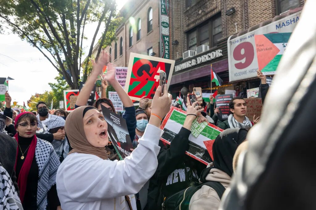 Группа «Тысяча молодых людей за Палестину» облила здание компании красной краской, обвинив «Азербайджан» в поддержке геноцидальной политики Израиле в Палестине: «Мы постучимся в дверь к любому, кто...-2