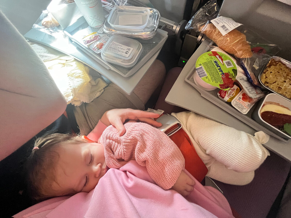 Отдельное место для Эми не брали (она бы и не стала сидеть одна), весь полет была у нас на руках