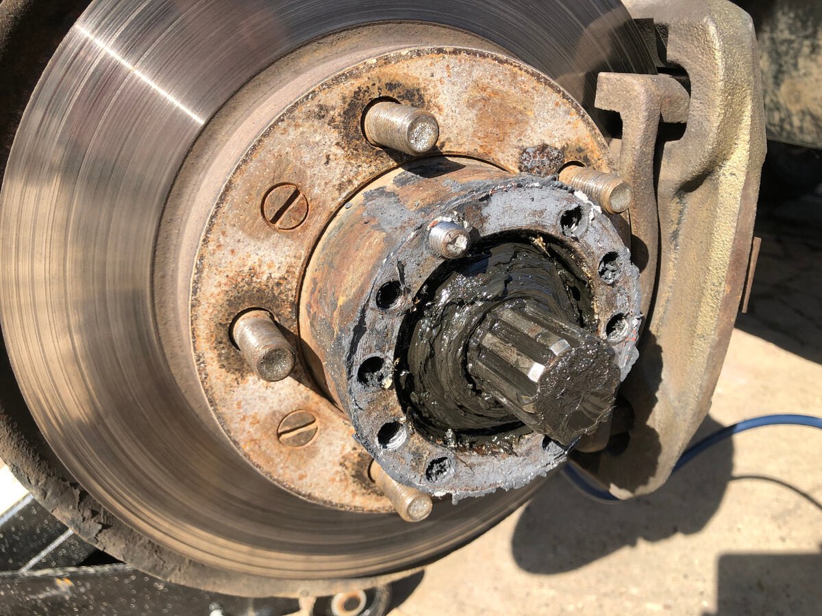 Тогда был день обломанных болтов. Вместо прокладок, стал использовать недорогой герметик.