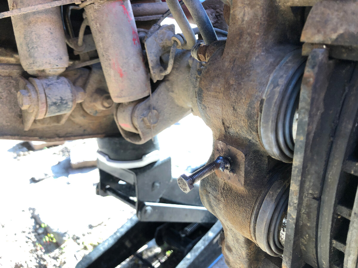 Приварил болт, чтобы выкрутить обломыш. Силиконовые манжеты вроде пока работают неплохо.