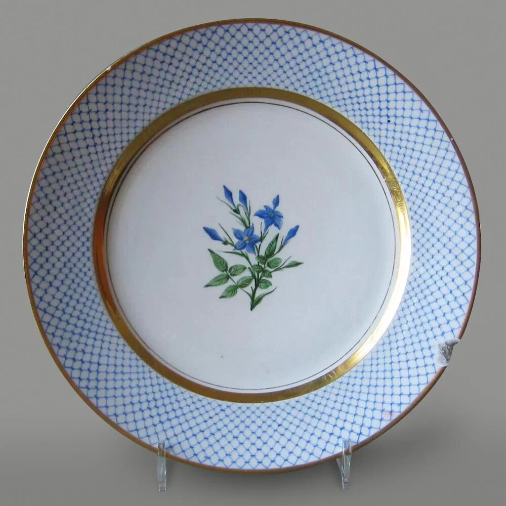 Тарелка мелкая 1816-1820 гг. Фарфоровый завод "Dagoty & Honore". Государственный Эрмитаж. Источник: https://collections.hermitage.ru/entity/OBJECT/467524?page=2&place=Франция&category=2671&index=85