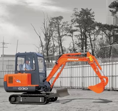 Чаще всего категорию «мини-экскаваторов» ограничивают весом 0,8-8 тонн. Однако порой производители также относят к ней более легкие либо более тяжелые модели, расширяя категорию до 0,5-12 тонн. Именно на последние «расширенные» границы мы и будем ориентироваться, описывая в нашей статье экскаваторы класса «мини».