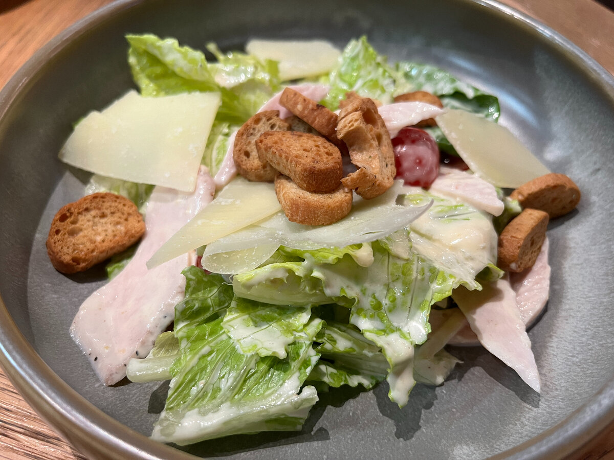 Салат Цезарь с курицей 420 рублей