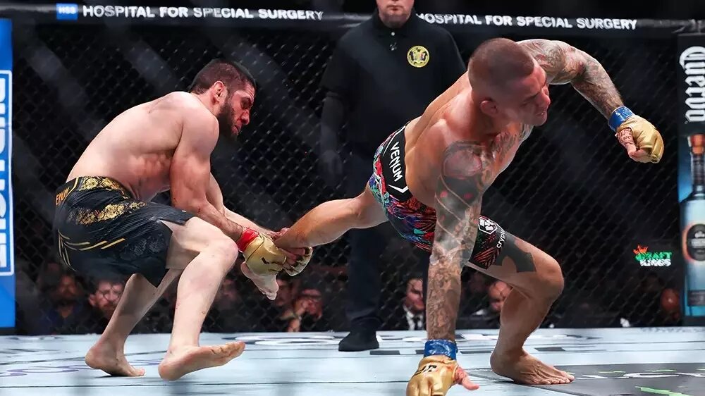 Махачев защитил титул чемпиона UFC. Фото: Getty Images