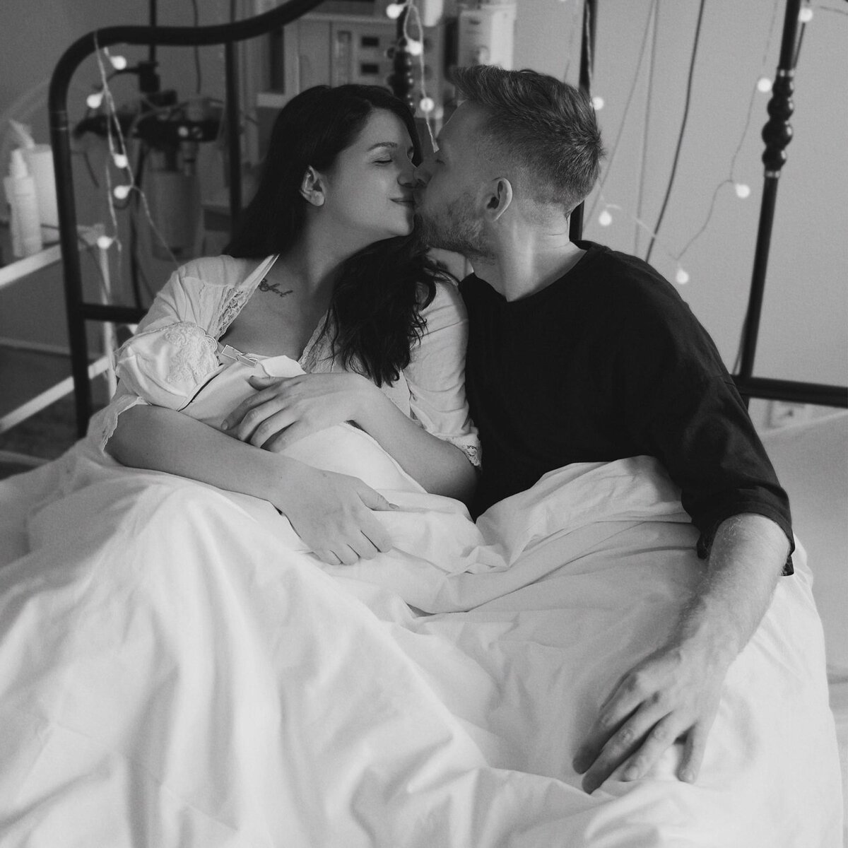    Алиана Устиненко и Максим Мечников с ребенком. Фото: Инстаграм* @aliana1001