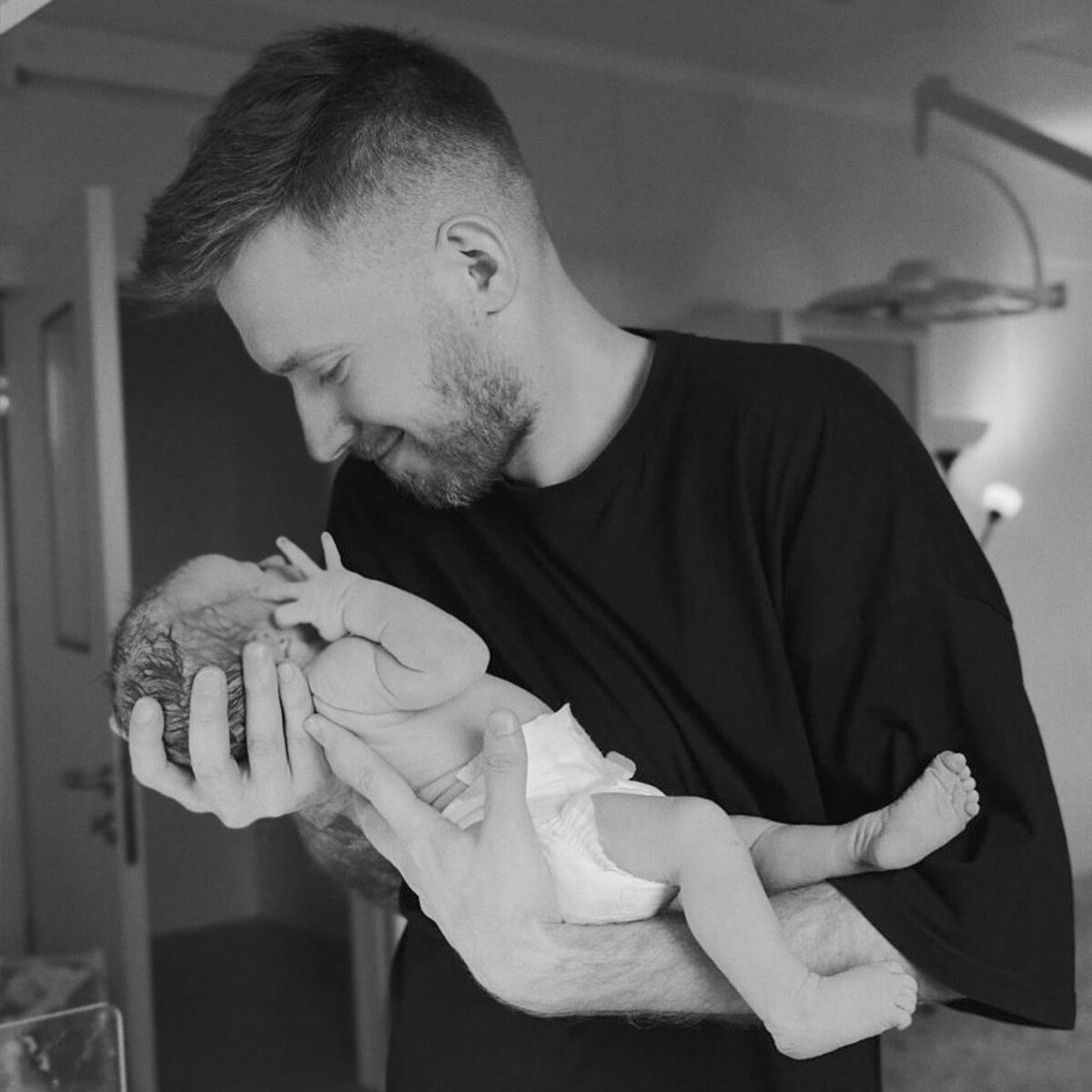    Максим Мечников с новорожденным малышом. Фото: Инстаграм* @aliana1001