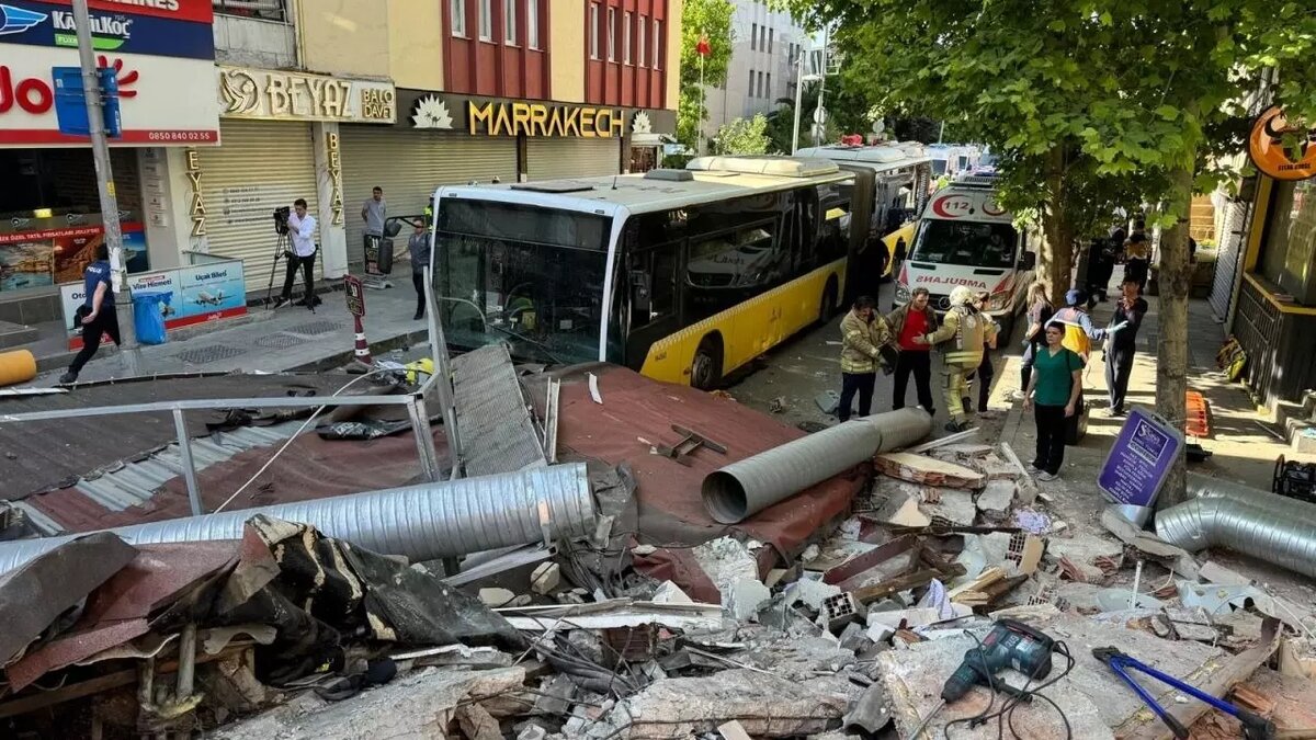 В Стамбуле рухнул жилой дом: есть погибший и пострадавшие, под завалами  остаются люди | НОВЫЕ ИЗВЕСТИЯ | Дзен