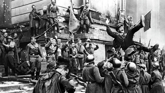 Советские воины после капитуляции Германии