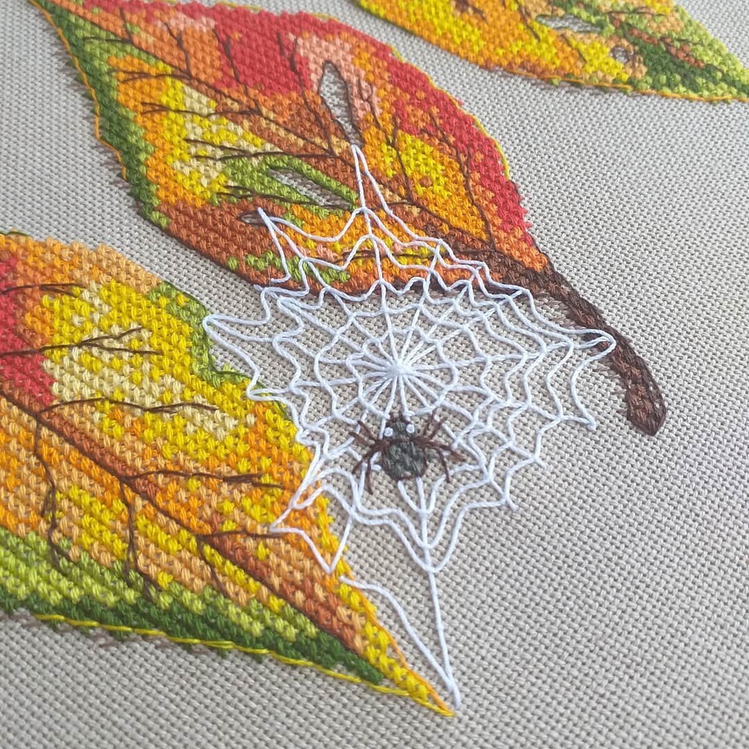 Паутина выполнена белыми нитками gutermann top stitch. Моя работа по набору "Осенние листья", "Марья искусница"