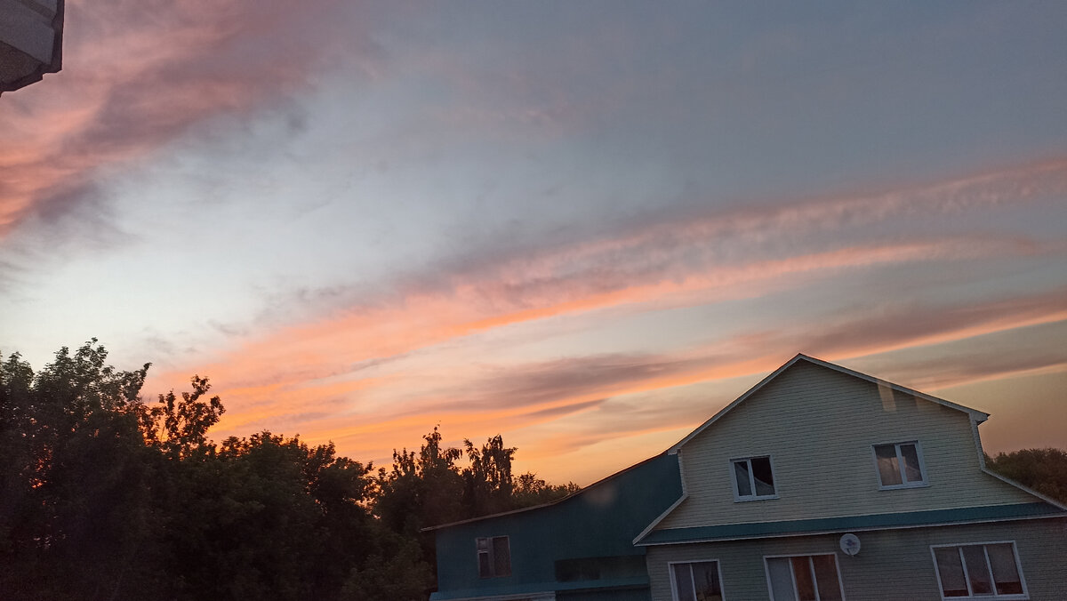 Вчерашний закат. 21.00. Вид из окна нашей спальни на втором этаже. 
