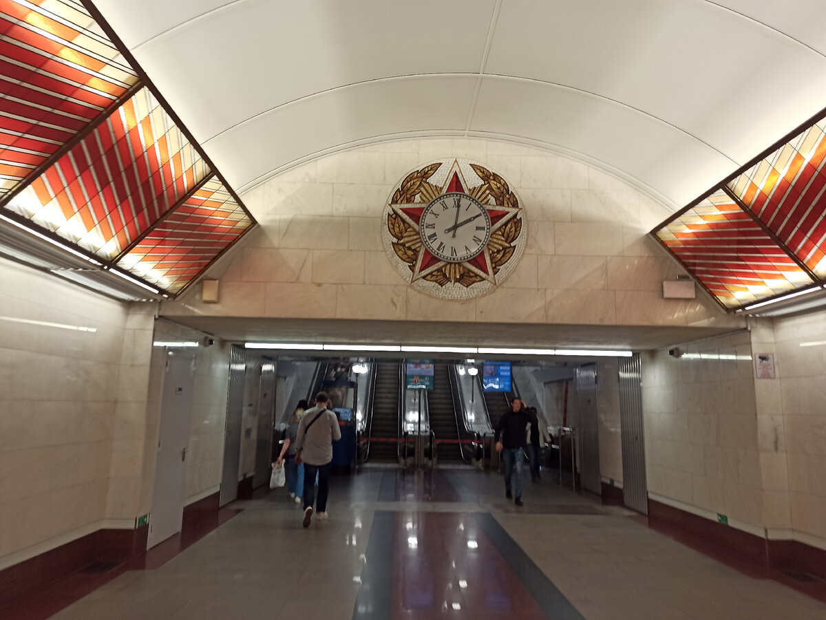 Расположена на пятой (Фрунзенско-Приморской) линии между станциями «Международная» и «Дунайская». Открыта 3 октября 2019 года