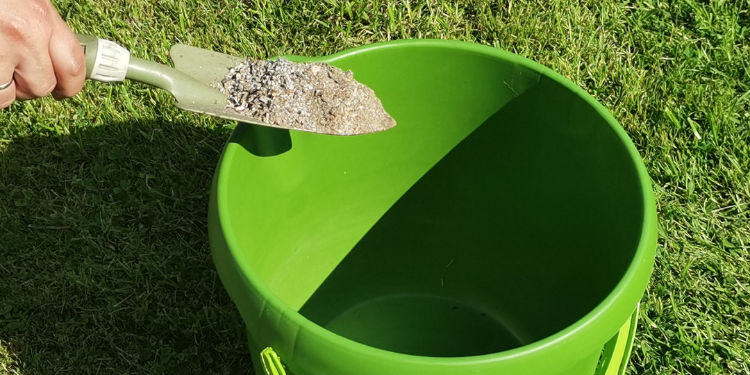 Появились "стрелки у чеснока", пришло время подкормить культуру. Последнее удобрение чеснока в сезоне – важный этап (головки растут в ширь)