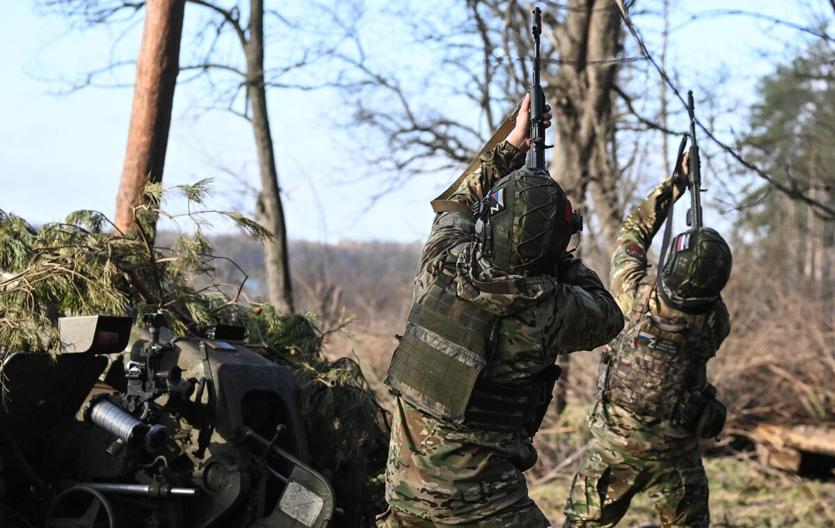 Военнослужащие ВС РФ боевого расчета гаубицы Д-30 ведут стрельбу по БПЛА © Sputnik / Станислав Красильников