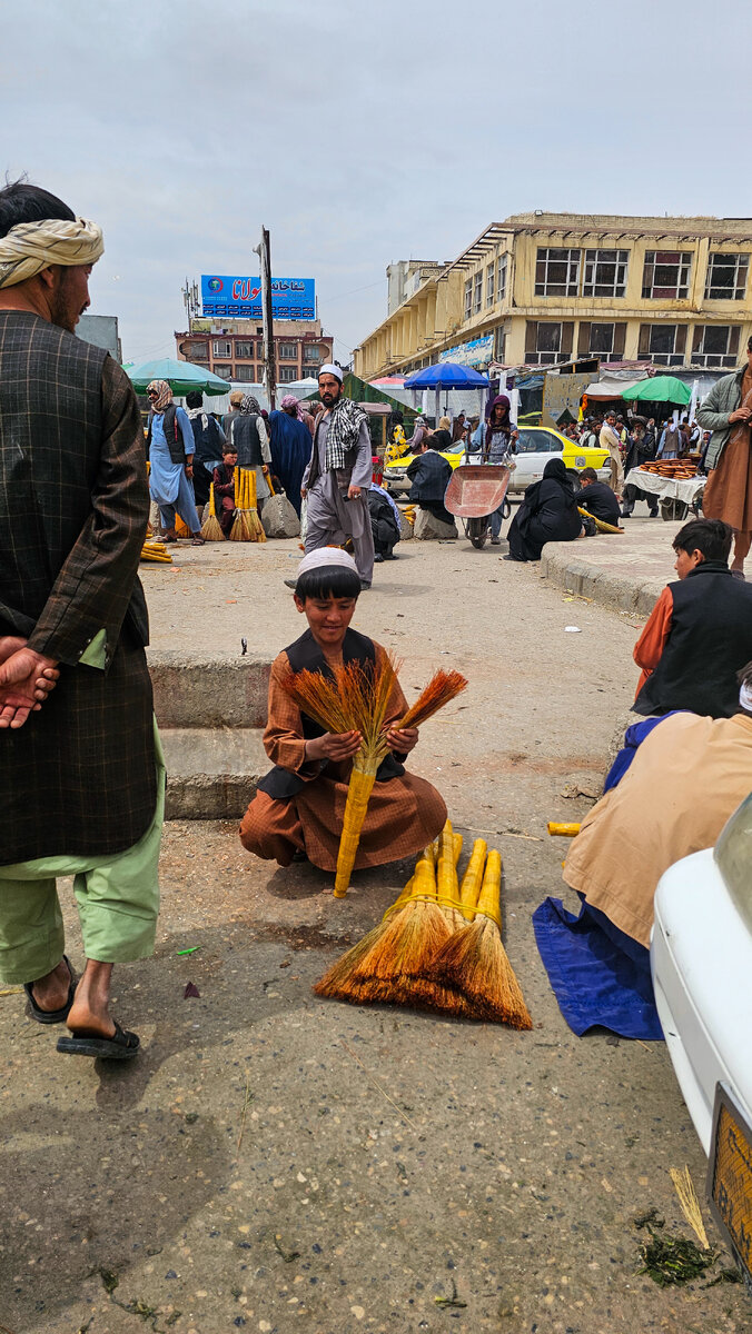 Юный продавец из Мазари-Шарифа